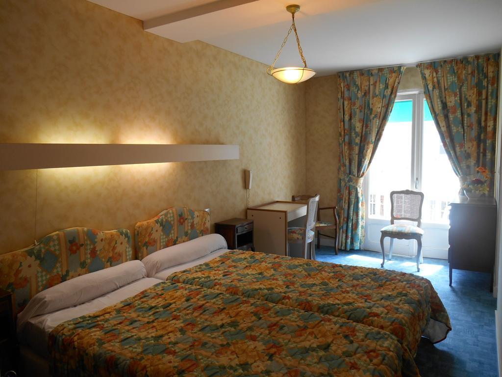 A L'Abri Des Vents Bed & Breakfast Saint Jean le Thomas Ruang foto